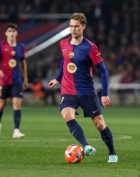 世体：德容缺席今天巴萨的合练，不会参加与瓦伦西亚的比赛