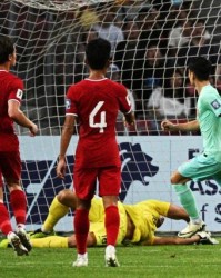 国足41年不输新加坡，但这次太尴尬！2球领先被追平