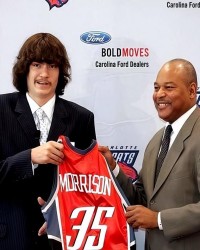 v站体育-还记得他吗？NCAA的王者 被誉为大鸟二世 却只打了3年NBA光速消失